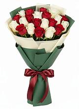 Букет Микс из красных и белых роз в Увельском
