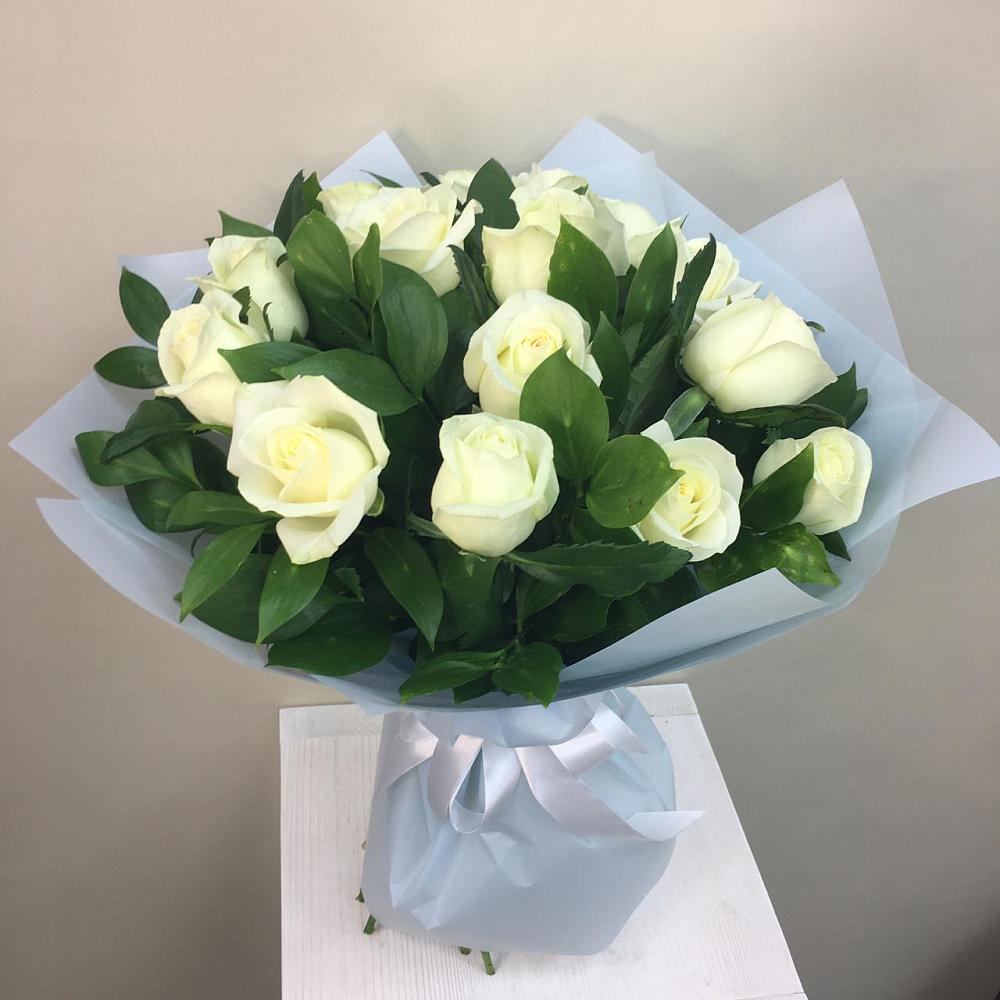 Букет 15 Белых роз Проуд в Увельском