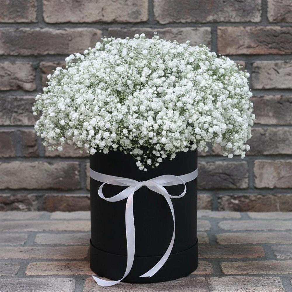 Цветочная композиция из Гипсофила в шляпной коробке в Увельском