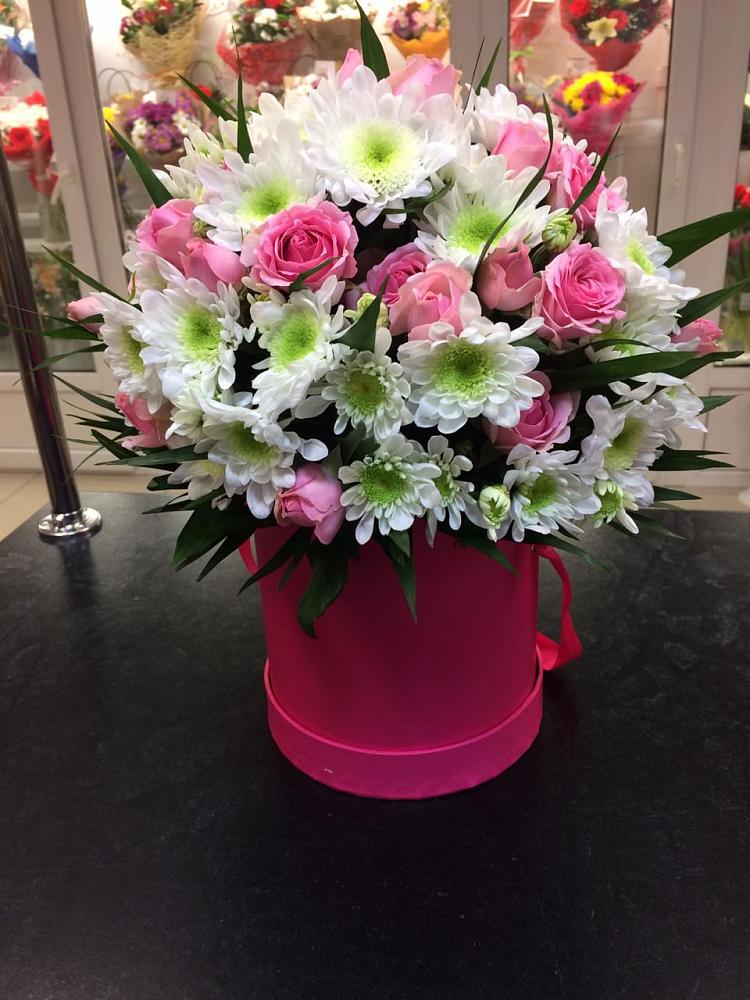 Цветочная композиция из Розы и Хризантемы в шляпной коробке в Увельском