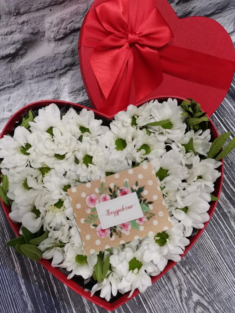 Цветочная композиция из Хризантемы в виде сердца в Увельском