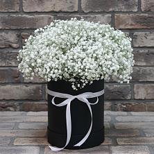 Цветочная композиция из Гипсофила в шляпной коробке в Увельском