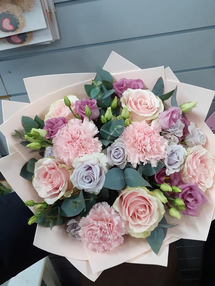 Букет цветов из: Розы, Гвоздики и Лизиантусы в Увельском